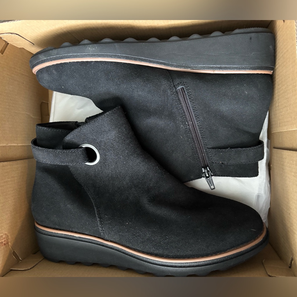 Clarks Sharon Spring Wide Width Suede Ankle Boot Zip Size 8 W